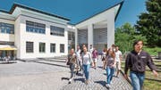 Schülerinnen und Schüler vor dem Neubau der Kantonsschule Frauenfeld. (Bild: PD/Kanti Frauenfeld)
