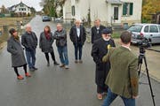 Die Mitglieder des Initiativkomitees um Urs Koller versammeln sich für die Medienschaffenden an der Thurfeldstrasse. (Bild: Mario Testa)