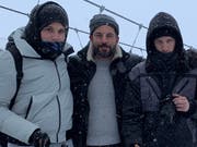 Gruppenbild während den Dreharbeiten: Diego D’Anna und Michael Wyss von «MW Films» umrahmen Bligg. (Bild: PD)