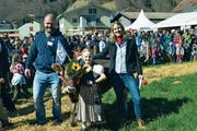 Sie gewann mit ihrem Lieblingskalb den Kälber-Wettbewerb: Selina von Deschwanden (Mitte) mit den Promijuroren, Sängerin Rita Barmettler und Schwinger Benji von Ah. (Bild: Paul Küchler, Wolfenschiessen, 23. März 2019)