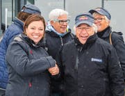 Marketingleiterin Fabienne Huber gratuliert Jubiläumsgast Herbert Geiger auf dem Stanserhorn. (Bild: PD)