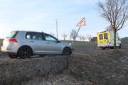 Das Auto kollidierte mit einem Verkehrssignal und verbog dieses stark. (Bild: Kapo)