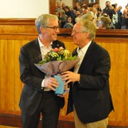 Erich Ettlin (links) nimmt von Parteipräsident Bruno von Rotz die Glückwünsche zur Nomination entgegen. (Bild: Philipp Unterschütz, Sarnen, 9. Januar 2019)