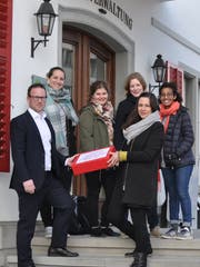 Die SP-Frauen Nina Schläfli, Fabienne Herzog, Elina Müller, Charis Kuntzemüller-Dimitrakoudis und Addisa Hebeisen übergeben Stadtschreiber Michael Stahl die Petition. (Bild: PD)