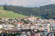 Der in absoluten Zahlen grösste Anstieg an Personen hat Einsiedeln zu verzeichnen.(Bild: Thomas Hodel/Keystone)