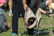 Am 1. August steigen Bosnier gemeinsam mit Schweizern in die Schwingerhosen (Symbolbild). (Bild: Dominik Wunderli)