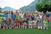 Die Schüler freuen sich über die gelungene, fehlerfreie Veloprüfung. (Bild: Corinne Glanzmann (Stansstad, 5. Juni 2018))