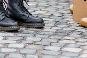 Die ungebundene Pflästerung auf dem Gallusplatz. Hier werden die Fugen zwischen den Pflastersteinen mit Sand gefüllt, das Regenwasser weiterhin versicherkn lässt. (Bild: Mareycke Frehner - 2. Februar 2019)