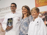 Stellvertretend nahm Urs Zuberbühler den Bernhard-Aebersold-Preis für die Bäckerei-Confiserie Mohn entgegen. Mit dabei die Witwe des Namensgebers, Ulrike Aebersold mit Sohn Kevin. (Bild: PD)
