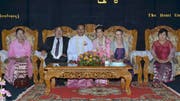 An der Hochzeit von Htu Htu: Martin und Ruth Portmann umrahmen das Brautpaar. (Bild: PD)