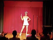 Am Primavera-Festival gab es in der Zuger Altstadt neben viel Musik auch das Burlesque Variété in den Räumlichkeiten des «Schabernack...partout Variété». Hier mit Rosie Riot. (Bild: pd)