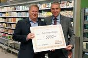 Ein Check zur neuen Filiale: Gemeindepräsident Walter Hugentobler wird von Migros-Vertreter Giancarlo Gelsomino beschenkt. (Bild: Claudia Koch)