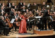Die Solistin Patricia Kopatchinskaja (Violine) und die Berliner Philharmoniker unter der Leitung von Kirill Petrenko. (Bild: Peter Fischli/Lucerne Festival)