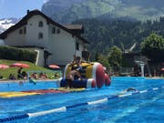 Badebetrieb im Freibad Sonnenberg in Engelberg. (Bild: Egon Auchli/PD (27. Juli 2018))
