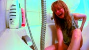 In der Badewanne. (Bild: Screenshot)