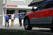 Überfall auf die Raiffeisenbank an der Stichermattstrasse in Emmen. Bild: René Meier, aufgenommen am 27. Juli 2018