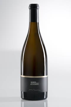 Brunner Weinmanufaktur. Das Weingut Eichberg liegt hoch über dem Sempachersee am Römerweg, jener Transitroute, die um 200 v. Chr. den Süden mit dem Norden verband und den regen Austausch von Gütern begünstigte. Es waren denn auch die Römer, die die Weinkultur ins Luzernische brachten. Der gelernte Winzer und Önologe Mathias Brunner setzt diese Weinkultur seit 2007 fort, als er die ersten Weinflächen zu bestocken begann. Heute erwirtschaftet er mit seiner Frau Cristina siebeneinhalb Hektaren, verteilt auf vier Weingüter, und produziert im Jahr über 70 000 Flaschen Wein. Brunner ist ein innovativer Winzer, der fruchtige, moderne Weine herstellt. Eigenkreationen wie «Roter Satz», eine Cuvée aus Cabernet und Zweigelt, oder der «Auxerrois Eichberg», ein Erstwein aus der Burgunder Rebe Auxerrois, sind typisch für Brunners Lust auf Neues. (Bild: PD)