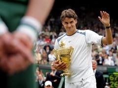 Wimbledon 2005: Federer vs. Roddick 6:2, 7:6 (7:2), 6:4«Ich brauche jetzt erst einmal ein Bier», übt sich Andy Roddick nach der zweiten Final-Niederlage in Galgenhumor. «Roger ist der Beste der Welt und wird immer noch besser.» Auf dem Weg zum Titel gibt Roger Federer nur einen Satz ab und wird der dritte Spieler nach Björn Borg und Pete Sampras, der in Wimbledon drei Mal in Folge gewinnt. «Das ist wahrscheinlich der beste Match, den ich je gezeigt habe», sagt Federer. Am Tag darauf feiern ihn 3000 Basler auf dem Marktplatz.