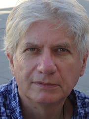 Martin Mosimann war Lehrer für Deutsch und Philosophie an der Kantonsschule Baden. Er ist Autor des Buches: Ich und der Andere (erschienen im Schwabe-Verlag).