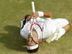 Wimbledon 2004: Federer s. Roddick 4:6, 7:5, 7:6 (7:3), 6:4«Als ich auf den Platz lief, hatte ich schon kalte Hände. Ich spürte, wie gut Roddick spielen würde», sagt Federer nach dem Finals. Mehrmals wird die Partie wegen Regens unterbrochen, letztmals, als Federer im dritten Satz mit 2:4 hinten liegt. In der Kabine berät er sich mit seinem Physiotherapeuten, Pavel Kovac, und Freund Reto Staubli und beschliesst, mehr Serve-and-Volley zu spielen. Die Rechnung geht voll auf. Nach dem Matchball fällt Federer wieder auf die Knie. «Ich weinte auch diesmal». Als Titelhalter und Nummer 1 der Welt habe er mehr Druck verspürt als noch im Vorjahr.