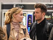 06.03.2018; Basel; Fussball Champions League; Reise FC Basel; Laura und Trainer Raphael Wicky (Basel) am Flughafen in Manchester (Daniela Frutiger/freshfocus)