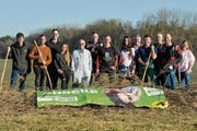 Kürzlich beim jährlichen Arbeitseinsatz im Naturschutzgebiet auf der Grossen Allmend: 13 von 20 Kandidaten der SVP-Liste. (Bild: Donato Caspari)