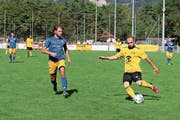 Fokussiert: Yakup Genc bewahrt vor dem Tor die Ruhe und schiebt den Ball an Goali und Gegenspielern vorbei ins Tor. (Bild: Miriam Küpper)