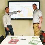 Schulpräsident Linus Köppel und Schulleiter Thomas Minder zeigen auf dem Zonenplan die Parzelle in der Zone für öffentliche Bauten, wo die neue Sporthalle gebaut werden soll. (Bild: Roman Scherrer)