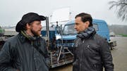 Vorbereitungen auf dem Eichhölzli-Parkplatz für die Filmfahrt nach Steckborn hinunter: Roger Schweizer, Heimweh-Frauenfelder und erster Regieassistent, mit Produzent Ivan Madeo, im Hintergrund der zu filmende Lieferwagen auf dem Tiefladeanhänger. (Bild: Margrith Pfister-Kübler)