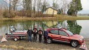 Feuerschutzbeamter Patrick Kluser, Feuerwehrkommandant Jürg Wohlwend mit Stellvertreter Erich Rhiner und Gemeinderat Hermann Thoma (von links) mit dem neu angeschafften Wasserrettungsboot der Feuerwehr Sennwald. (Bild: PD)