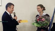 Kirchenpräsident Heinz Stübi verabschiedet Kantorin Tabea Schöll nach zehn Jahren im Dienst der Kirchgemeinde. (Bild: PD)