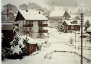 Paula Gröbli hat im Lawinenwinter vor 20 Jahren für ihr Grosskind den vielen Schnee an der Ischenstrasse in Emmetten festhalten wollen - und es wollte nicht aufhören