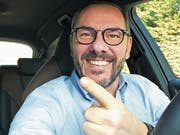 Smartphone aufs Armaturenbrett und los geht’s: Auf Youtube kommt der Witz vom Olli direkt aus dem Auto. (Bild: PD)