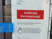 Der Eingang der Filiale der Bäckerei Gehr in Gossau ist seit heute versiegelt. Das Betreten steht unter Strafe. (Bild: Leserreporter)