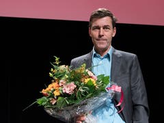 Schriftsteller Peter Stamm erhält für sein Buch "Die sanfte Gleichgueltigkeit der Welt" den Schweizer Buchpreis, am Sonntag, 11. November 2018, im Foyer des Theater Basel. (KEYSTONE/Peter Schneider)