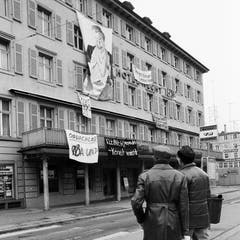 Der Unmut auch der Jungen mit der Wohnungssituation und der Drogenpolitik erreichte an der Jahreswende 1988/89 mit der vorübergehenden Besetzung des leer stehenden Hotel Hecht am Bohl einen Höhepunkt. Im Hintergrund die Bauvisiere des heutigen Marktes am Bohl - in dem seit 1991 der «McDonald's» untergebracht ist. (Bild: Sammlung Reto Voneschen/29. Dezember 1988)