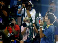 US Open 2005: Andre Agassi 6:3, 2:6, 7:6 (7:1), 6:1Es ist nicht gerade leicht für Roger Federer im Final gegen die amerikanische Legende Andre Agassi. Das Publikum ist klar auf Agassis Seite. «Das war schon recht extrem und härter als erwartet», so Federer dazu. Doch der Schweizer zieht sein Spiel durch und siegt. «Es ist sehr speziell diesen Final zu gewinnen, gerade unter diesen Bedingungen», so Federer direkt nach dem Triumph. «Agassi ist die wohl einzige noch aktive Legende. Vielleicht war dies der wichtigste Match in meinem Leben. »