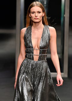 Dunkelsilbriges für den Weltraum-Ball von Alberta Ferretti.