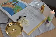 Beim Gottesdienst für Menschen mit Demenz werden neben Geschichten auch Symbole verwendet. (Bild: Anina Rütsche)