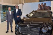 Beat Struchen (links), Geschäftsführer Amag Zug, und Anto Kaurinovic, neuer Standortleiter Bentley Zug, im Showroom von Bentley Zug. (Bild: PD)
