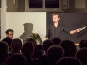 Arno Camenisch las aus seinem Roman «Der letzte Schnee». Roman Nowka (links) umrahmte die Lesung musikalisch. (Bild: Sascha Erni)