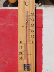 Kurz nach 13 Uhr zeigt das Thermometer an der Sonne 42 Grad an. (Bild: Stefan Hilzinger)
