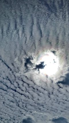 Am Gründonnerstag war ein kurioses Himmelbild in Flühli zu sehen, so Leserin Birgit Lötscher. «Die Wolken sahen aus wie ein Schneefeld. Bei der Sonne reitet eine Hexe auf dem Besen vom Teufel verfolgt.» (Bild: Birgit Lötscher, Flühli, 18. April 2019)
