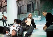 Die Gascogner Kadetten sind ausgelaugt von den Schlachten; Cyrano (Ingo Biermann) dichtet Liebesbriefe. (Bild: Ilja Mess)
