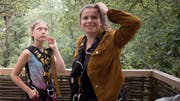 Luisa Neubauer (rechts) zusammen mit Greta Thunberg im Hambacher Forst. (Bild: Keystone, 10. August 2019)