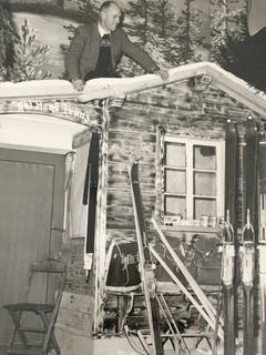 Ende der 1950er-Jahre fand im «Schweizerhof» in Uzwil die Weihnachtsausstellung des Gewerbevereins Oberuzwil statt. Karl Trunz (oben auf dem Bild) erstellte dafür ein Skihaus.