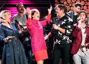 Bei «100% Schweizer Musik» überraschen drei Generationen von Schweizer Musikern – Beatrice Egli, Peter Reber, Pepe Lienhard, Michael von der Heide, Luca Hänni und Peter Kraus – Paola mit ihren Coverversionen. (Bild: SRF/Oscar Alessio)