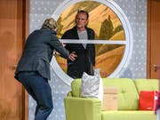 Einbrecher Selsdon (rechts Bruno Riedl) bringt Regisseur Lloyd (Matthias Albold) in Rage.