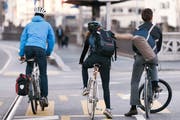 Velofahrer am Limmatquai in Zürich. (Bild: Christian Beutler/Keystone; 10. April 2017)