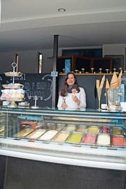 Helen Fässler kreiert immer wieder neue saisonale Glacésorten. (Bild: Karin Erni)